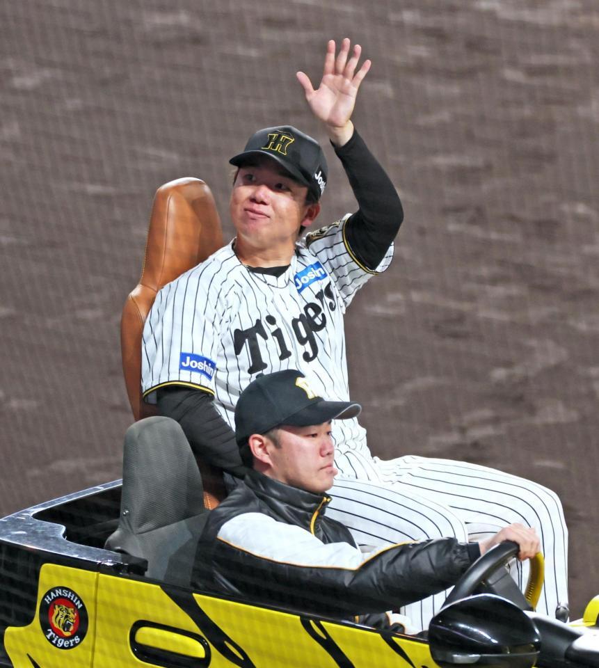 　場内を一周しファンの歓声に応える村上（撮影・立川洋一郎）