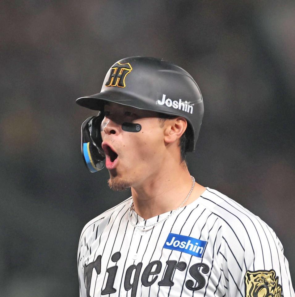 　６回、先制適時打を放ち、ほえる佐藤輝（撮影・北村雅宏）