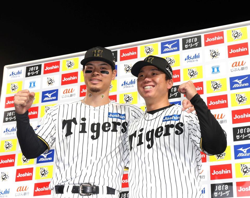 　お立ち台でポーズを決める佐藤輝と村上（右）＝撮影・北村雅宏