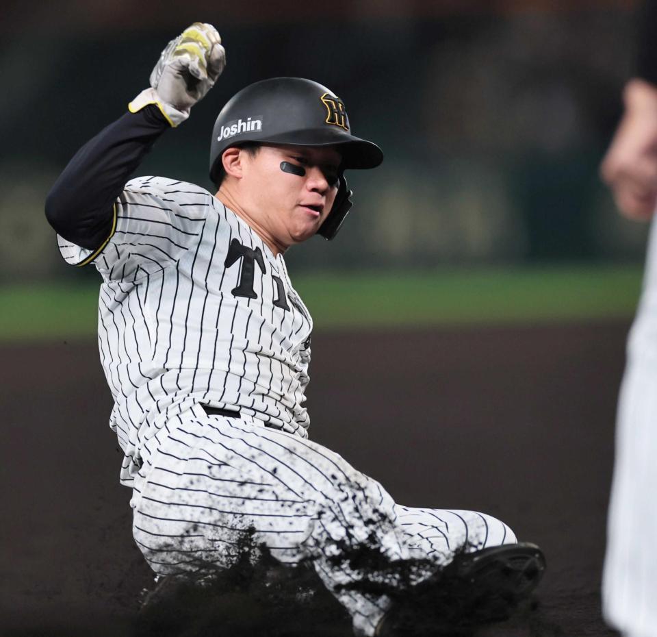 　６回、佐藤輝の適時打で三塁へすべり込む森下（撮影・田中太一）