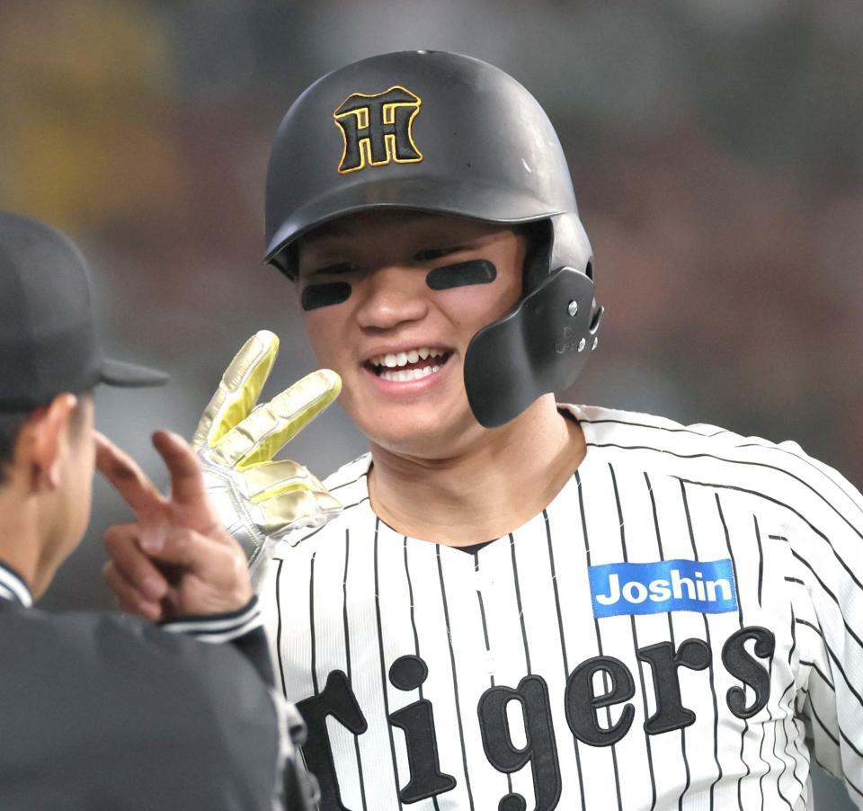 　６回、大山の適時打で生還し、ポーズをとる森下（撮影・北村雅宏）