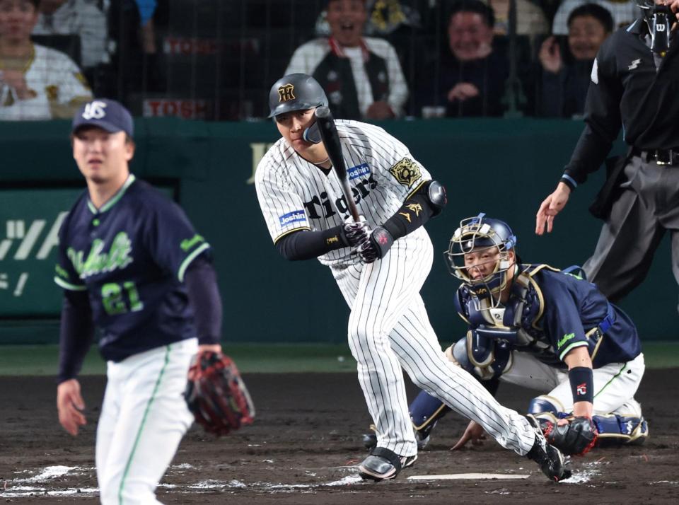 　６回、中前適時打を放つ大山（撮影・中田匡峻）