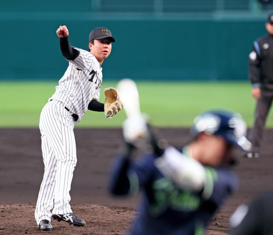 　２回、山田から見逃し三振を奪う村上（撮影・立川洋一郎）