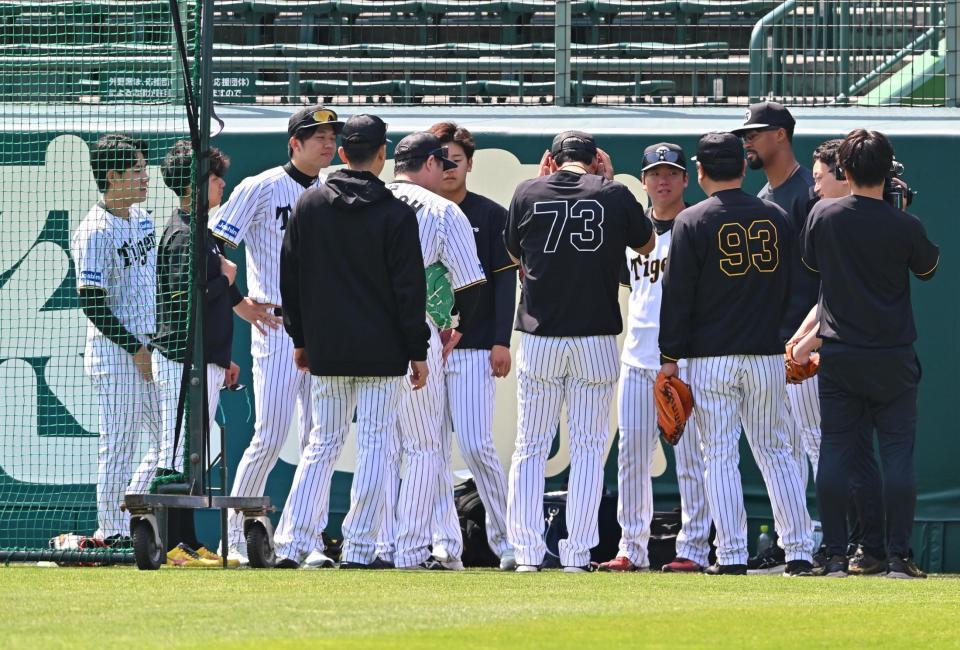 　練習前に集まるデュプランティエ（右から３人目）ら投手陣（撮影・西田忠信）