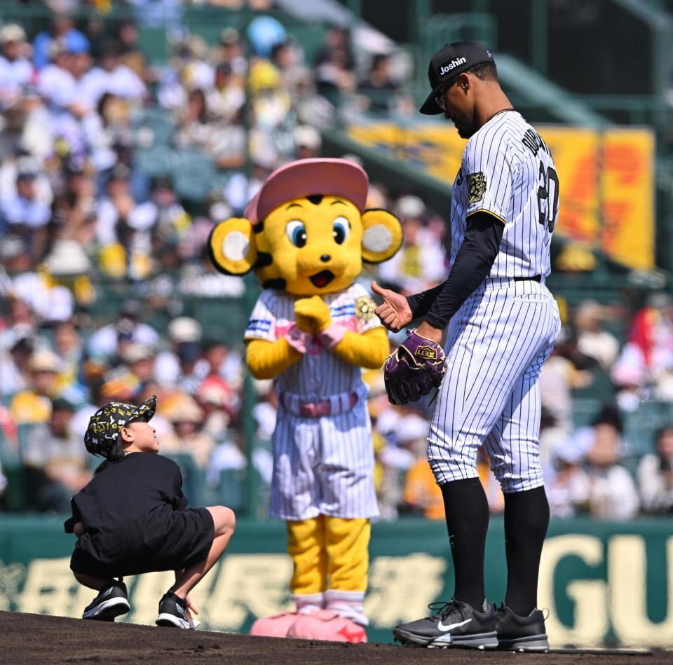 　始球式をする子ども（左）に声をかけるデュプランティエ（撮影・西田忠信）