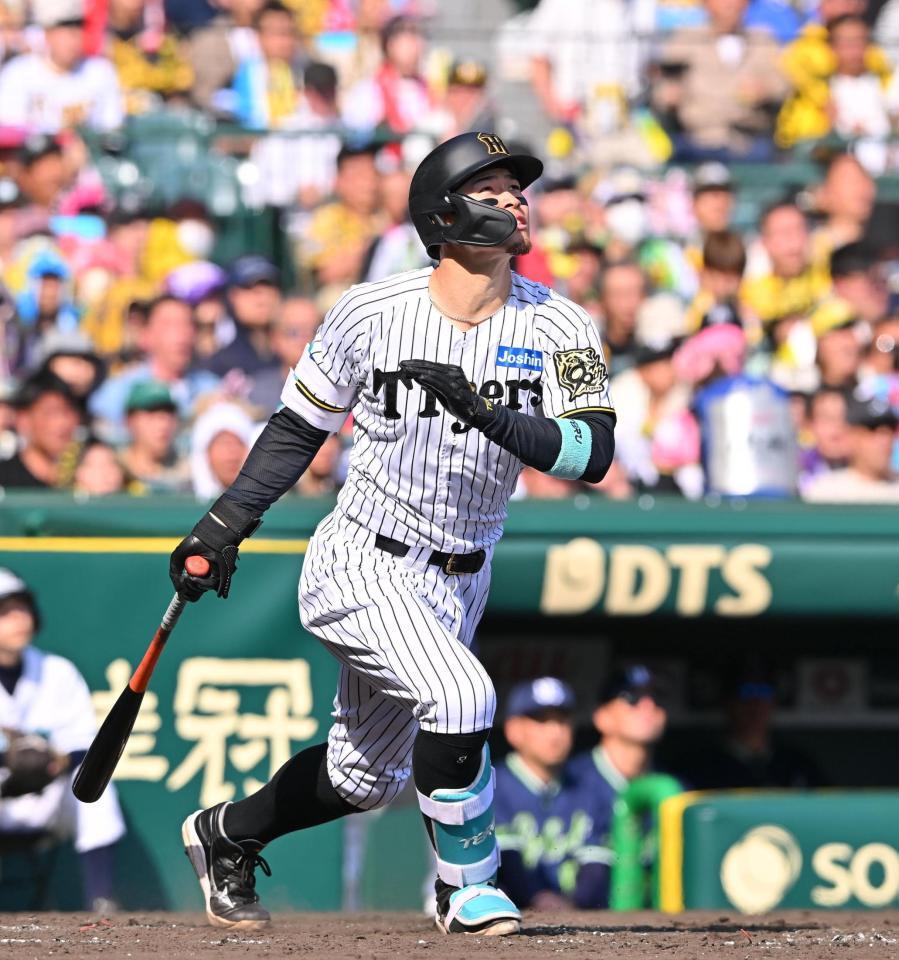 　５回、二塁打を放つ佐藤輝（撮影・西田忠信）