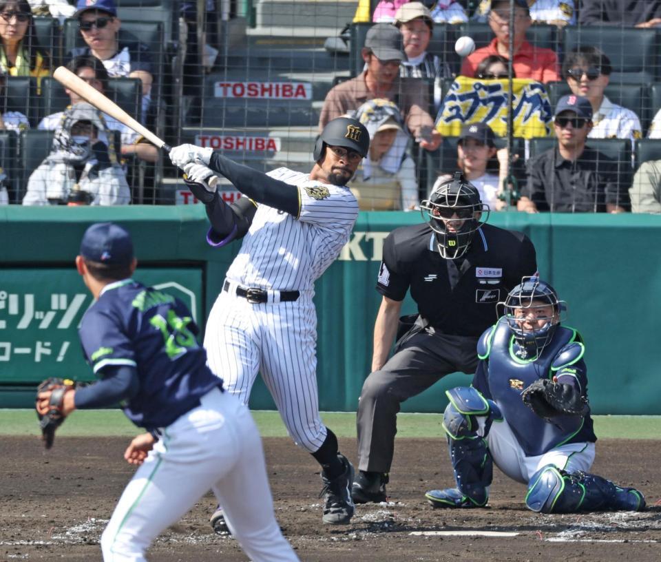 　２回、来日初安打となる中前打を放つデュプランティエ（撮影・中田匡峻）