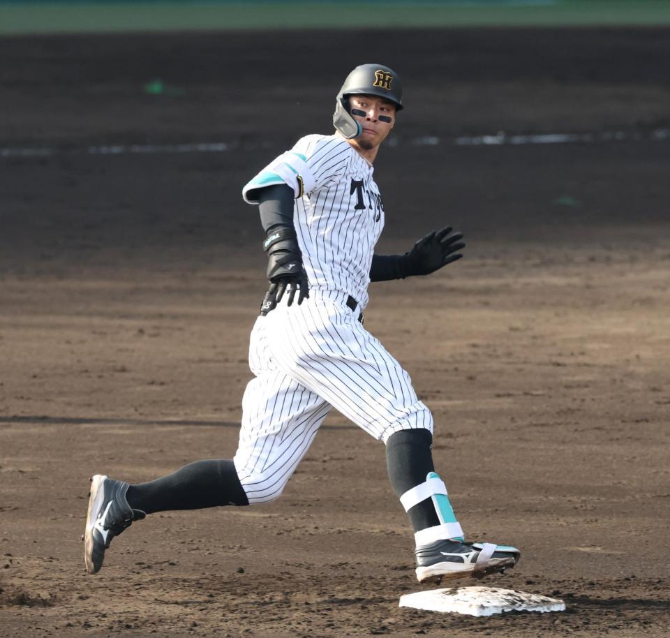 　６回、ライトへ適時三塁打を放った佐藤輝（撮影・中田匡峻）