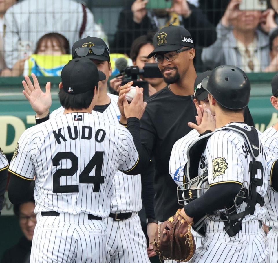 　最後を締めた工藤（２４）からウイニングボールを受け取るデュプランティエ（撮影・中田匡峻）