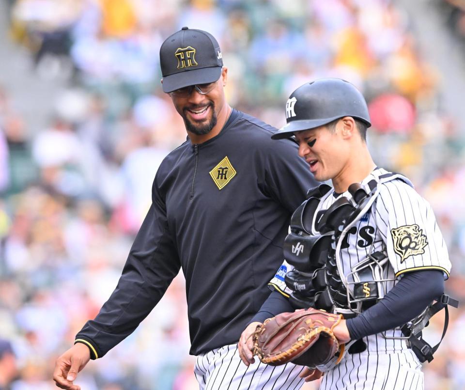 　勝利投手となり、坂本（右）と笑顔で話すデュプランティエ（撮影・西田忠信）