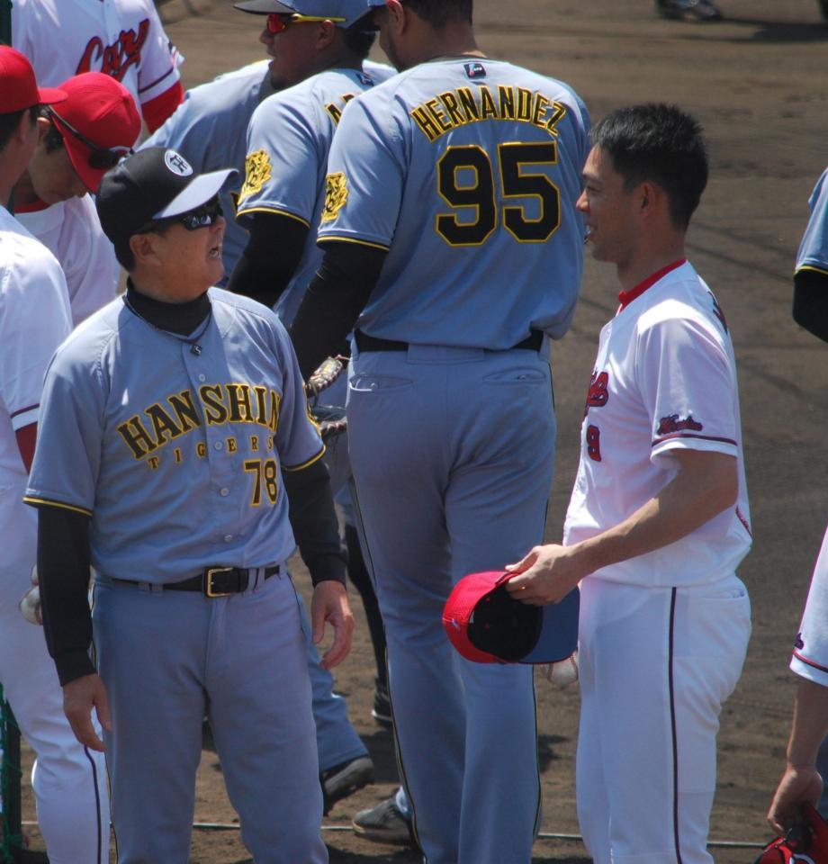 　秋山と談笑する平田２軍監督