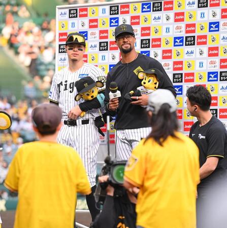 　子どもからの質問を聞く佐藤輝（左）とデュプランティエ（撮影・西田忠信）