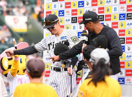 阪神・デュプランティエ　６回０封来日初勝利　お立ち台で輝と一緒に「ゴイゴイスー！」ゴロ量産ツバメ斬り