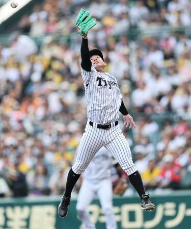 　６回、オスナの打球に飛びつく伊原（撮影・田中太一）