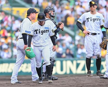 　７回、降板する伊原（左から２人目）＝撮影・西田忠信