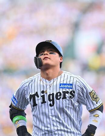 　６回、右飛に倒れた前川（撮影・西田忠信）