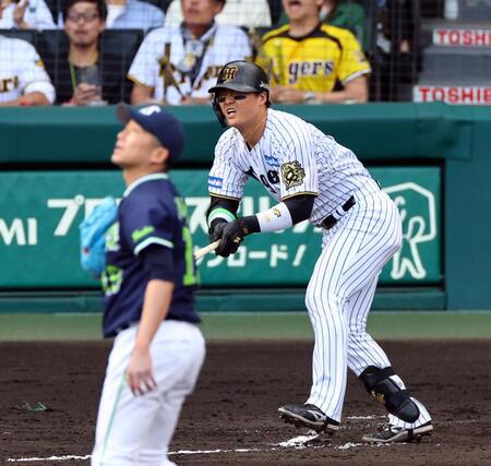 　６回、右飛に倒れる前川（投手・石川）＝撮影・山口登