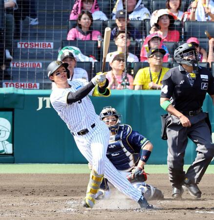 　４回、左越えに同点ソロを放つ森下（撮影・山口登）