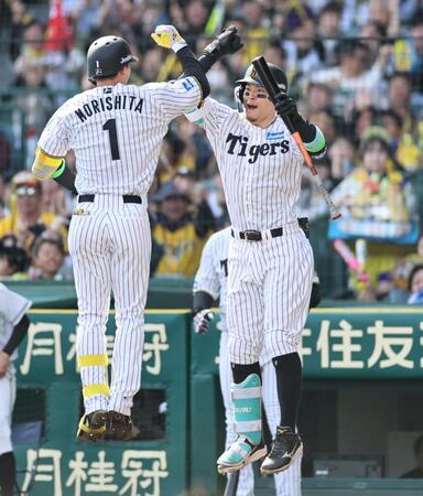 　４回、ソロを放った森下（左）とタッチを交わす佐藤輝（撮影・田中太一）