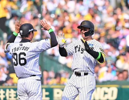 　４回、同点ソロを放ち笑顔の森下（右）＝撮影・西田忠信