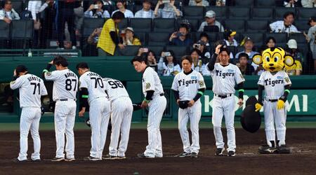 　試合を終え、ファンにあいさつする藤川監督（右端）ら阪神ナイン（撮影・山口登）