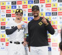 　お立ち台でポーズを決める佐藤輝（左）とデュプランティエ（撮影・西田忠信）