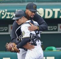 　来日初勝利を挙げたデュプランティエ（奥）は坂本と抱擁を交わす（撮影・中田匡峻）