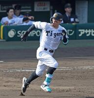 　５回、ライトへ二塁打を放つ佐藤輝（撮影・中田匡峻）