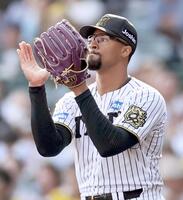 　６回、オスナを打ち取りグラブをたたくデュプランティエ（撮影・田中太一）