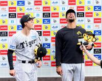 　ヒーローインタビューを受けお立ち台で笑顔を見せる佐藤輝（左）とデュプランティエ（撮影・立川洋一郎）