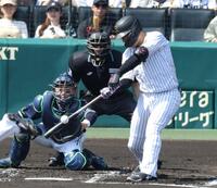 　１回、中前打を放つ大山（撮影・中田匡峻）