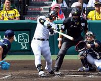 　２回、一直に倒れる前川（撮影・山口登）