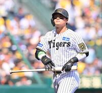 　２回、一直に倒れた前川（撮影・西田忠信）