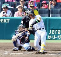 　４回、左越えに同点ソロを放つ森下（撮影・山口登）