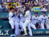 　４回、同点ソロを放った森下はナインに迎えられる＝撮影・山口登