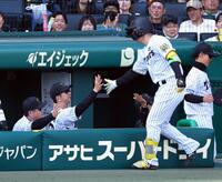 　４回、同点ソロを放った森下を迎える藤川監督（中央左）＝撮影・山口登