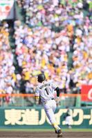 　４回、同点ソロを放ちダイヤモンドを一周する森下（撮影・西田忠信）