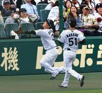 　６回、大山は山田の飛球を好捕する（撮影・山口登）