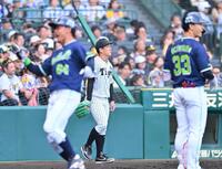 　７回、増田珠に２点三塁打を許した伊原（中央）＝撮影・西田忠信