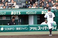 　７回、伊原が降板しグラインドを見つめる藤川監督（左）＝撮影・山口登