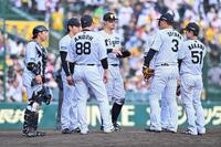 　８回、マウンドに集まる阪神ナイン（撮影・西田忠信）