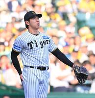 　８回、茂木の打球を処理するも内野安打にした工藤（撮影・西田忠信）