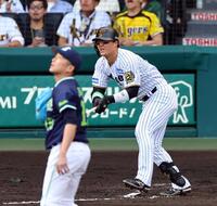 　６回、右飛に倒れる前川（投手・石川）＝撮影・山口登