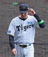 　８回裏が終了し、選手交代を告げてベンチへ引き揚げる藤川監督（撮影・立川洋一郎）