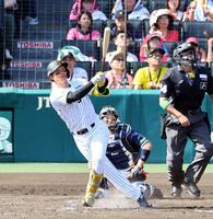 　４回、左越えに同点ソロを放つ森下（撮影・山口登）