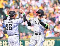 　４回、同点ソロを放ち笑顔の森下（右）＝撮影・西田忠信