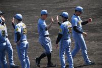 　勝利後のハイタッチをする平田２軍監督（右から２人目）