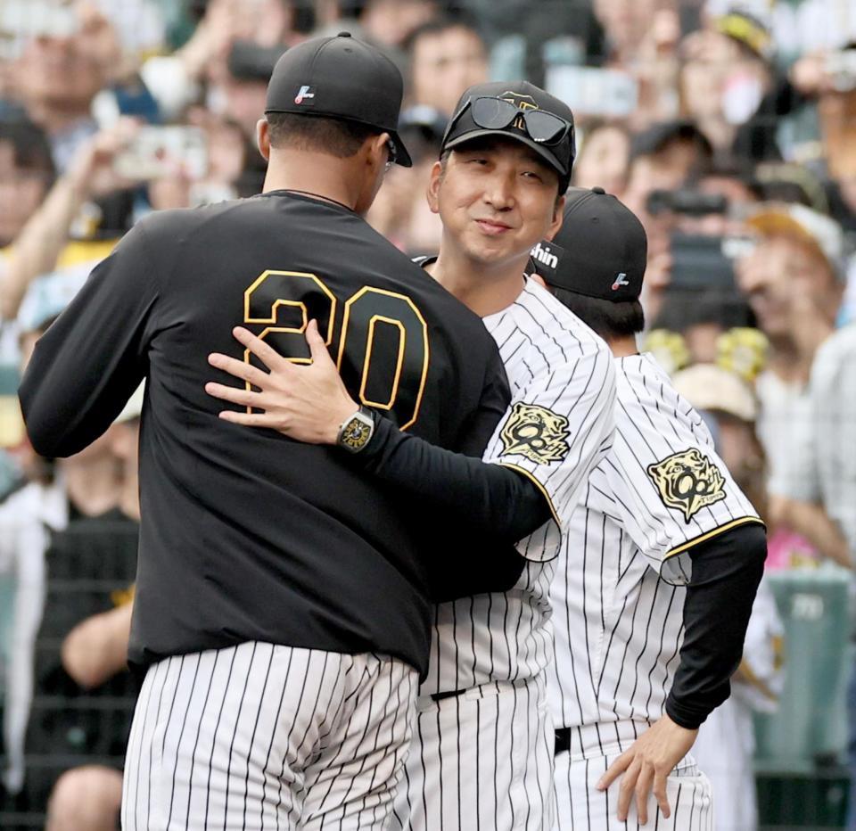 　初勝利を挙げたデュプランティエを抱き締めて祝福する藤川監督（撮影・田中太一）