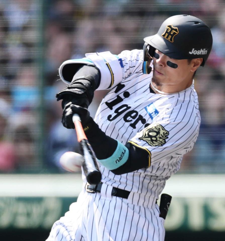 　１回、先制適時打を放つ佐藤輝（撮影・田中太一）