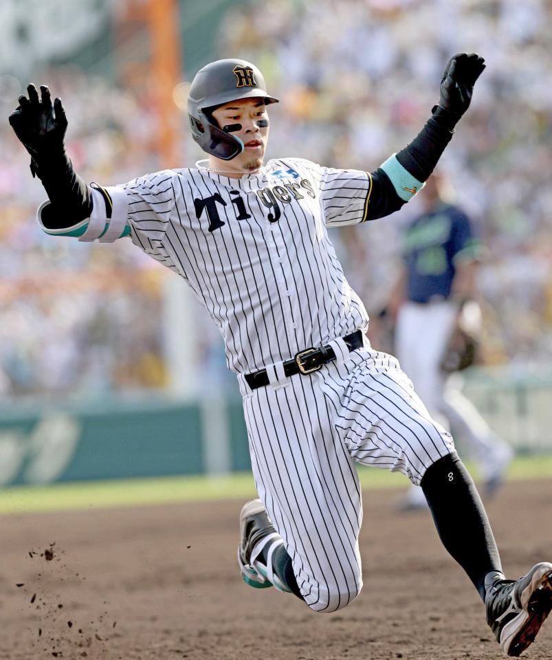 　６回、適時打三塁打を放ちすべり込む佐藤輝（撮影・田中太一）